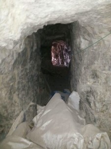 Hakkari Kovan Tepe'de Mağara İçinde Cephanelik Bulundu