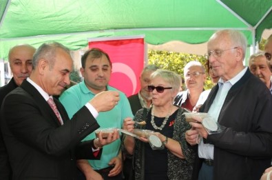 Katolik Papazı İlk Defa Aşure Yedi