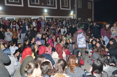 Yurtta Kalan Kız Öğrencilerden 'Güvenlik' Eylemi