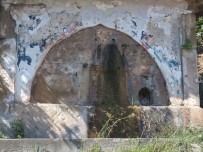 150 Yıllık Tarihi Çeşme Yosun Bağladı