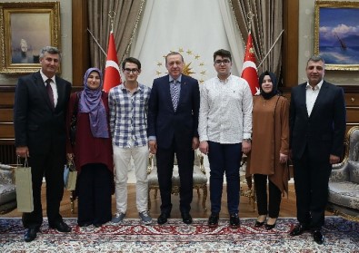 Cumhurbaşkanı Erdoğan Dereceye Giren Öğrencileri Kabul Etti