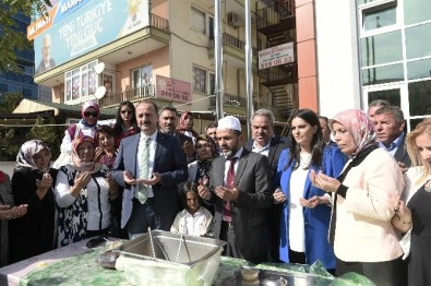 Mamak Belediye Başkanı Akgül Aşure Dağıttı
