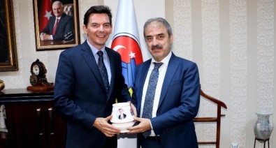 Avustralya Büyükelçisi'nden Başkan Dinç'e Ziyaret