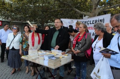 CHP Konak, Ücretsiz Kitap Dağıttı