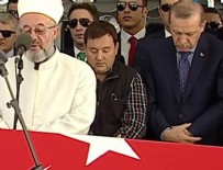 Cumhurbaşkanı Erdoğan, Kemal Unakıtan'ın kabri başında Kur'an okudu