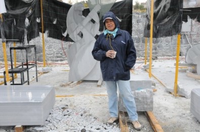 Mermere 'Barışın Şarkısını' İşledi