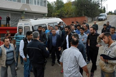 Paralarını Alamadıklarını İddia Eden İşçilerden Okul Önünde Eylem