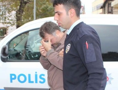 Polisi gören FETÖ'cü battaniyenin altına saklandı