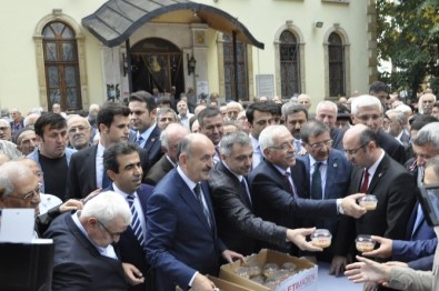 Bakan Müezzinoğlu, Vatandaşlara Aşure Dağıttı