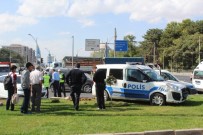 KADIN SÜRÜCÜ - Bakan Tüfenkci'nin Konvoyunda Kaza