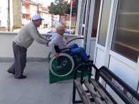 ENGELLİ RAMPASI - Engelli Vatandaşlar İçin Camiye Engelli Rampası Yaptılar