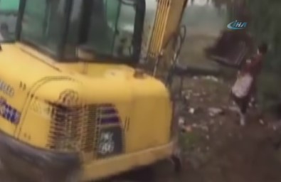 Kepçe Kadını Böyle Devirdi