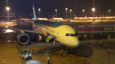 Özbekler'in İlk 787 Dreamliner Uçağına 'Su Takı' İle Karşılama