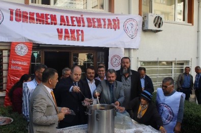 Türk Kızılayı Ve Türkmen Alevi Bektaşi Derneği Üyeleri Aşure Dağıttı