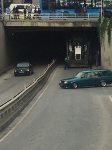 Kamyon Kasasında Taşınan Kepçe Tünele Takıldı