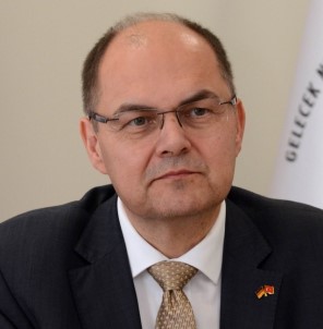 Alman Tarım Bakanı Türk Ve Alman Bayraklı Özel Rozetle Antalya'da