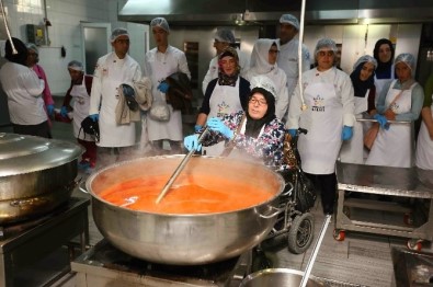Engelli Aşçılar Dev Kazanda Yemek Yaptı
