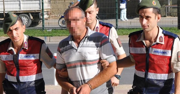 Eve haciz getirten oğlunu bıçakladı