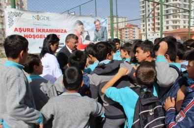 Aşure Dağıtımında Niğde Belediye Başkanı Faruk Akdoğan'a Yoğun İlgi
