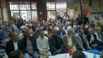 CHP'li Özgür Özel Foça'da Sohbet Toplantısına Katıldı