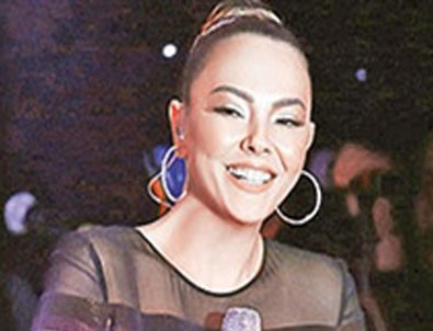 Ebru Gündeş tektaşını çıkarttı!