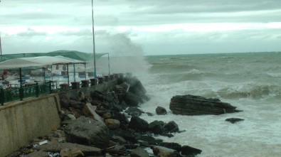 Karadeniz'de Fırtına Nedeniyle Dalgaların Boyu 5 Metreye Yükseldi