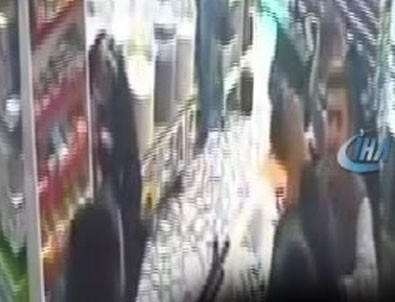Marketteki silahlı soygunda korkulu gözlerle çocuklarına sarıldı