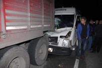 Minibüs Park Halindeki TIR'a Çarptı Açıklaması 1 Yaralı