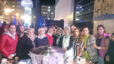 AK Parti Kadın Kolları Aşure Dağıttı