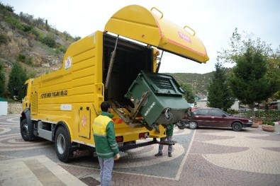Bilecik'te Çöp Konteynerleri Yıkanarak Dezenfekte Ediliyor