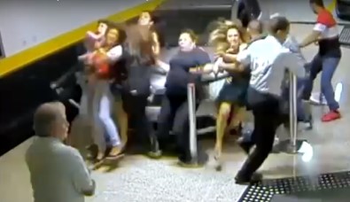 Otomobil Yayaların Arasına Daldı Açıklaması 2 Ölü, 4 Yaralı