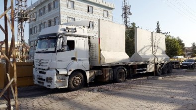 Sınır Güvenliği İçin Akçakale'ye Beton Duvarlar Getiriliyor