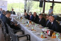 ŞÜKRÜ KARABACAK - Başkan Karabacak, Muhtarla Yemekte Bir Araya Geldi