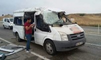 ZEKİ BULUT - Batman'da Servis Aracı Kaza Yaptı Açıklaması 13 Öğrenci Yaralı