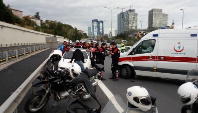 Emniyet Şeridine Giren Otomobil Polislere Çarptı Açıklaması 2 Yaralı