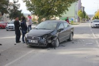 CEVHER DUDAYEV - İki Otomobil Çarpıştı Açıklaması 1 Yaralı