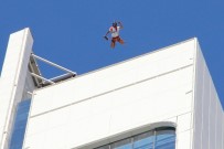 İzmir'in Göbeğindeki Kuleden Paraşütle Atladı