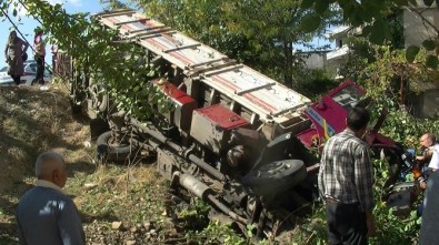 Kamyonla Traktör Çarpıştı Açıklaması 2 Yaralı