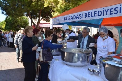 Kuşadası Belediyesi'nden Aşure İkramı