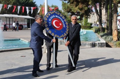 Muhtarlar Atatürk Anıtı'na Çelenk Bıraktı