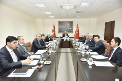Vali Çakacak, Kaymakamlarla Değerlendirme Toplantısı Yaptı