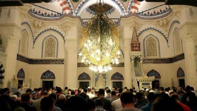 Almanya'da caminin önüne domuz kafası bırakıldı