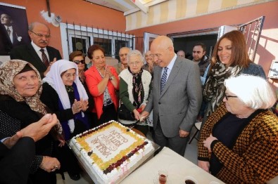 Başkan Yaşar, Yaşlıları Unutmadı