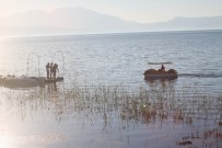 VUSLAT - Gölde Mahsur Kalan 4 Genç, Su Bisikletiyle Kurtarıldı