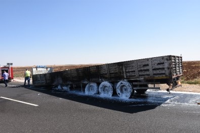 Hareket Halindeki TIR Yandı
