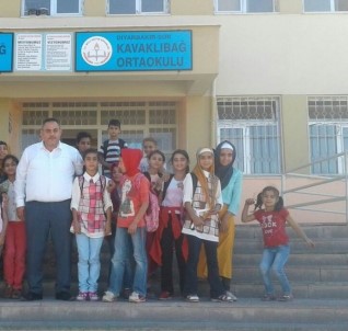 İstanbul Ve İzmir'den Gelen Kırtasiye Malzemeleri 250 Çocuğa Dağıtıldı