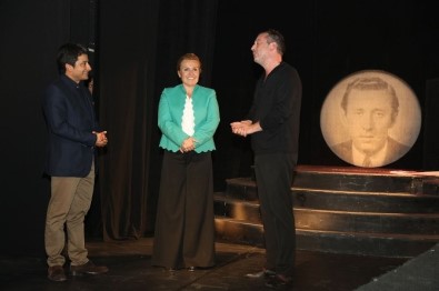 İzmir Devlet Tiyatrosu Sezonu Urla'da Açtı