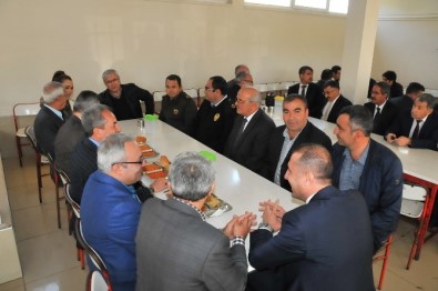 Akşehir Protokolü Kızılay Aşevi'nde Öğrencilerle Birlikte Yemek Yedi
