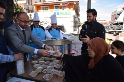 Başkan Üzülmez, İstasyon Mahallesinde Aşure Dağıttı