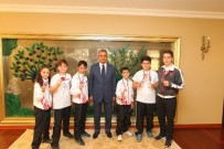 Karate Yıldız Milli Takım Sporcuları Başkan Köşker'i Ziyaret Etti